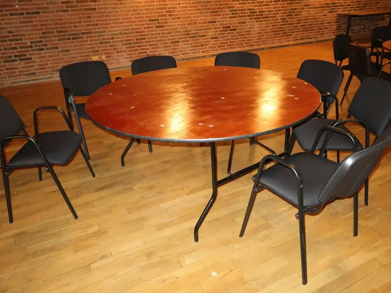 Billede 2 - Foldebord med 7 stk. stabelstole