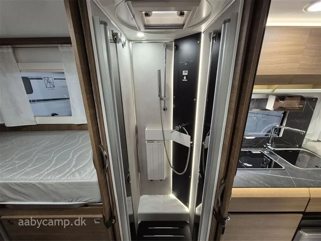 Billede 20 - 2024 - Benimar Amphitryon 967 Northautokapp   Nk.Pakke. Automatgear. solceller. 200Ah Lithium. 2000W inverter. luftundervogn på bagaksel. Hydrauliske støtteben. Alarm. Gasbageovn. Elektrisk tømning af frisk/spildevand. 3m vandfilter. tv samt internet antenne. Kan vejes op til 4400 kg.