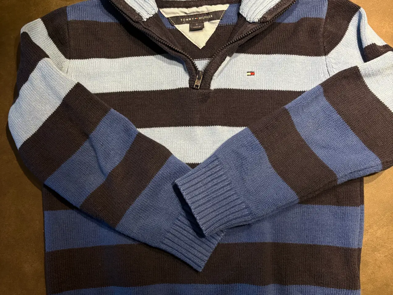 Billede 1 - Flot Tommy Hilfiger strik med lynlås – Str. 7