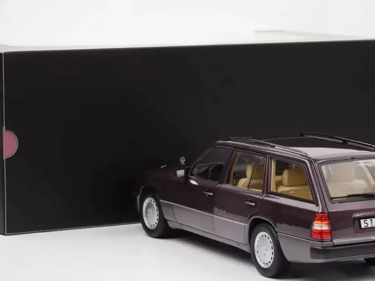 Billede 3 - 1:18 Mercedes 300D S124 StCar 1983