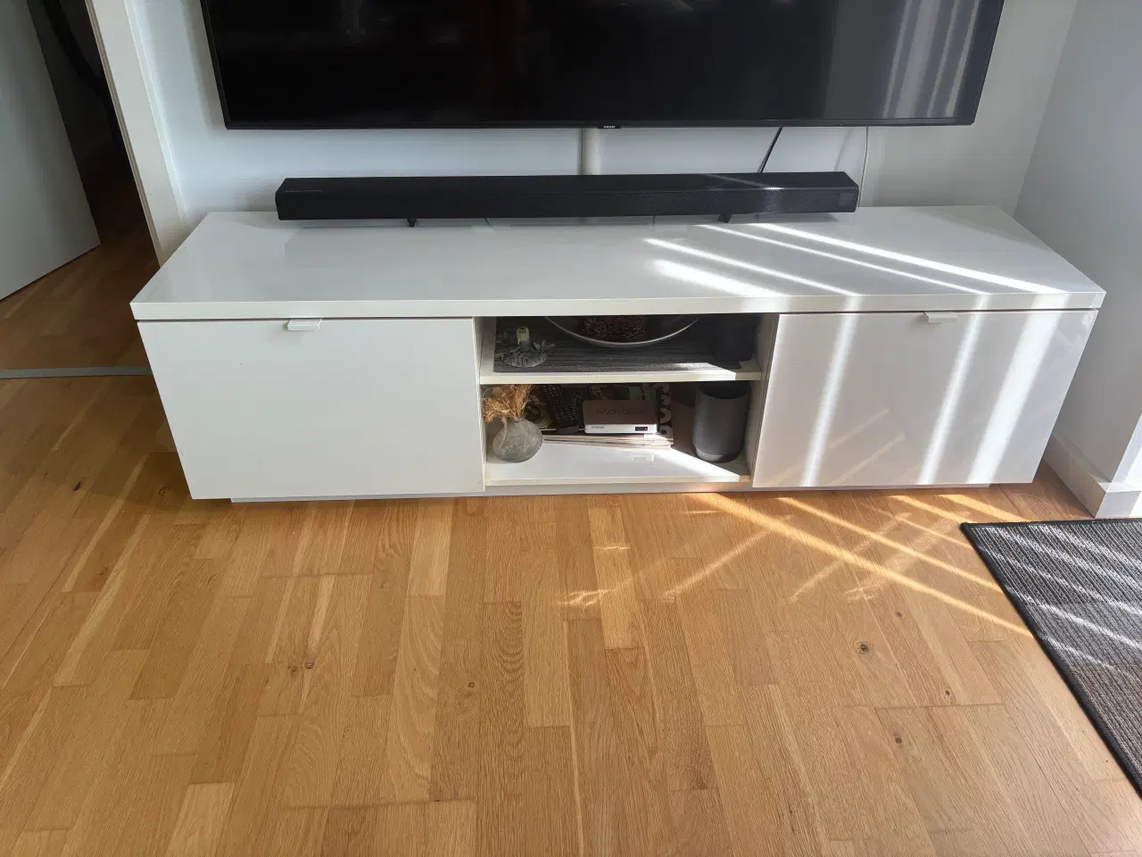 Billede 2 - Stilrent TV-bord – perfekt til stuen
