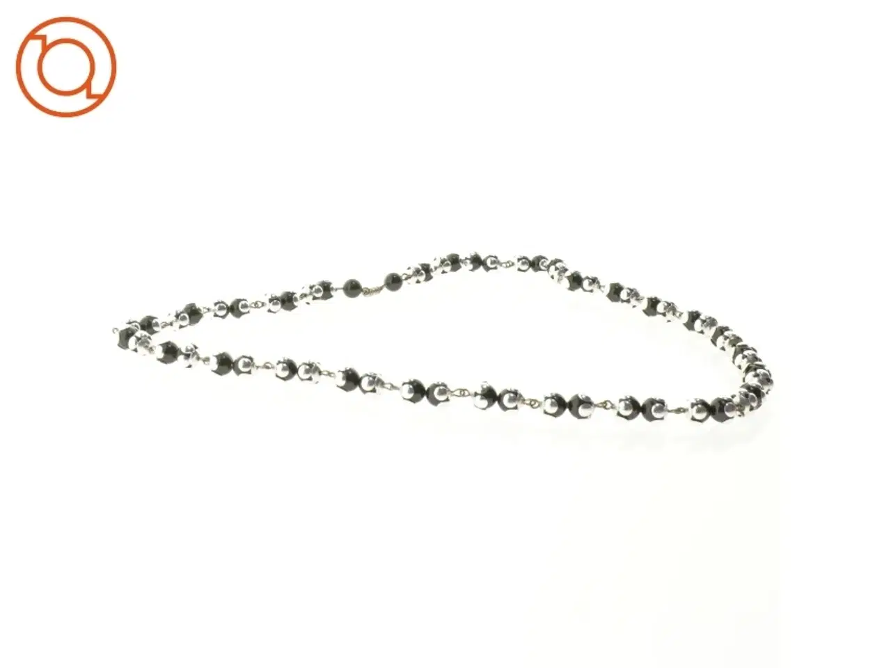 Billede 3 - Halskæde med sorte perler og sølvfarvede led (str. 40 cm)