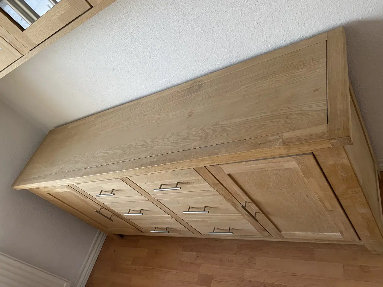 Billede 6 - Massiv egetræ skænk og vitrine