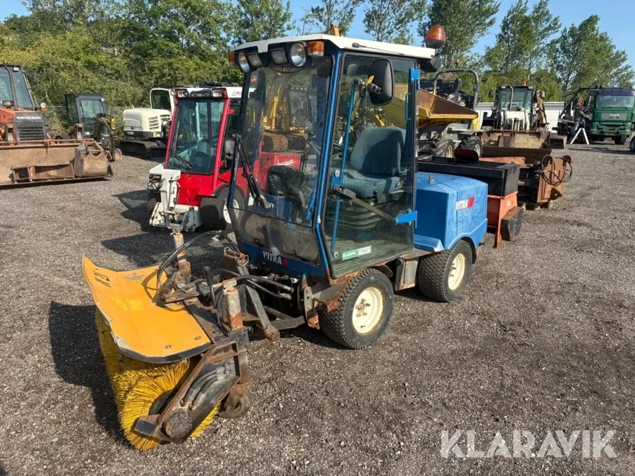 Billede 1 - Redskabsbærer Vitra City 2000 med kost og saltspreder
