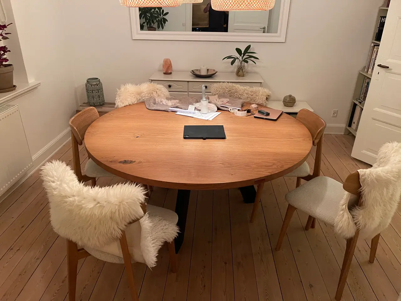 Billede 1 - Fedt rundt spisebord Ø160 cm i massiv egetræ 