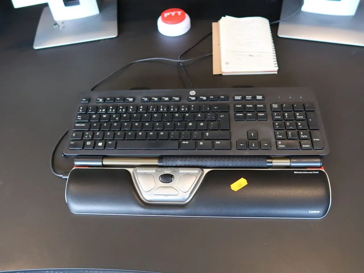 Billede 2 - 2 stk. computerskærme HP EliteDisplay E242 med tastatur og rollermouse