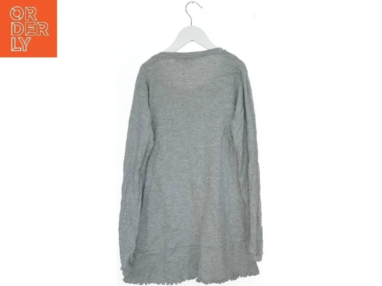 Billede 2 - Grå bluse med tekstprint fra Dimension Danza (str. 170)