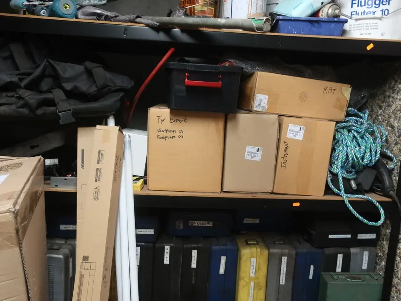 Billede 8 - Reol med indhold samt støvsugere