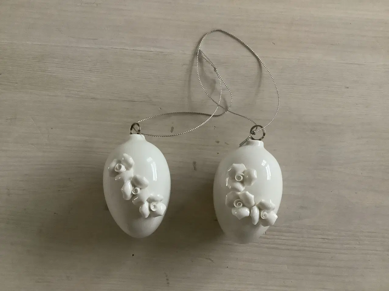 Billede 1 - Påskepynt porcelænsæg hvid med blomster 2 stk 