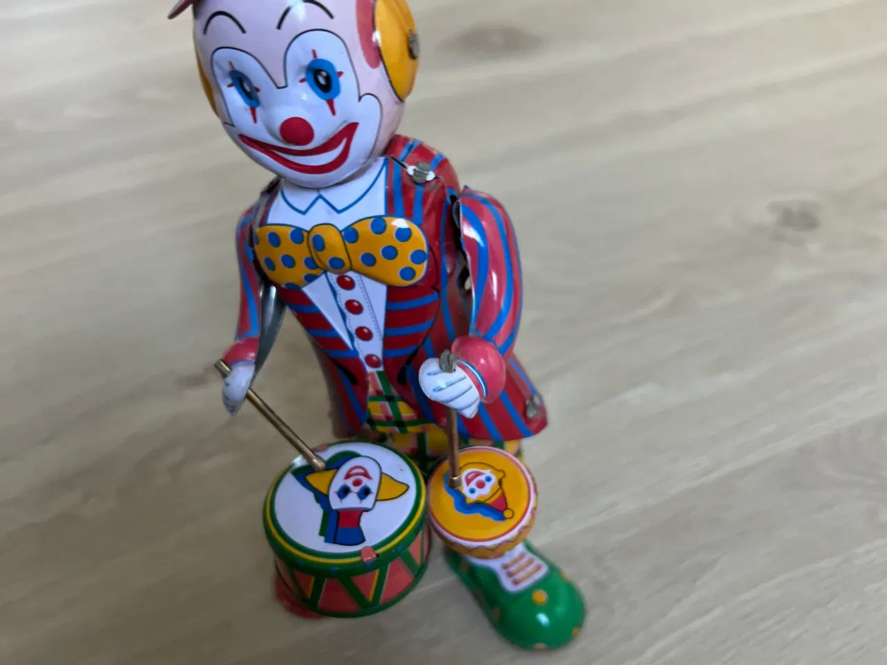 Billede 1 - Klovn med trommer i blik