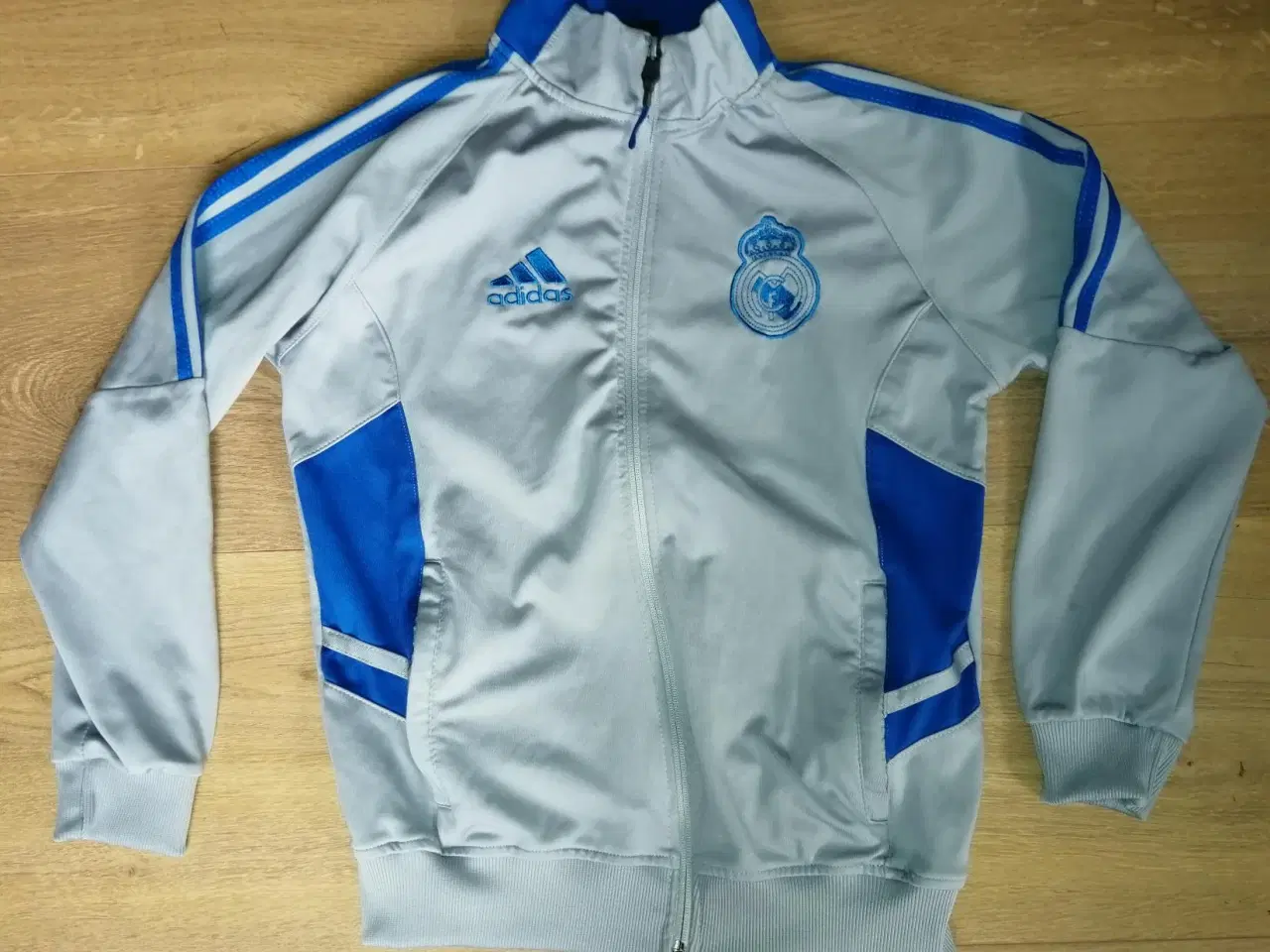 Billede 2 - REAL MADRID TRACK TOP STR. 14 ÅR, I FLOT STAND