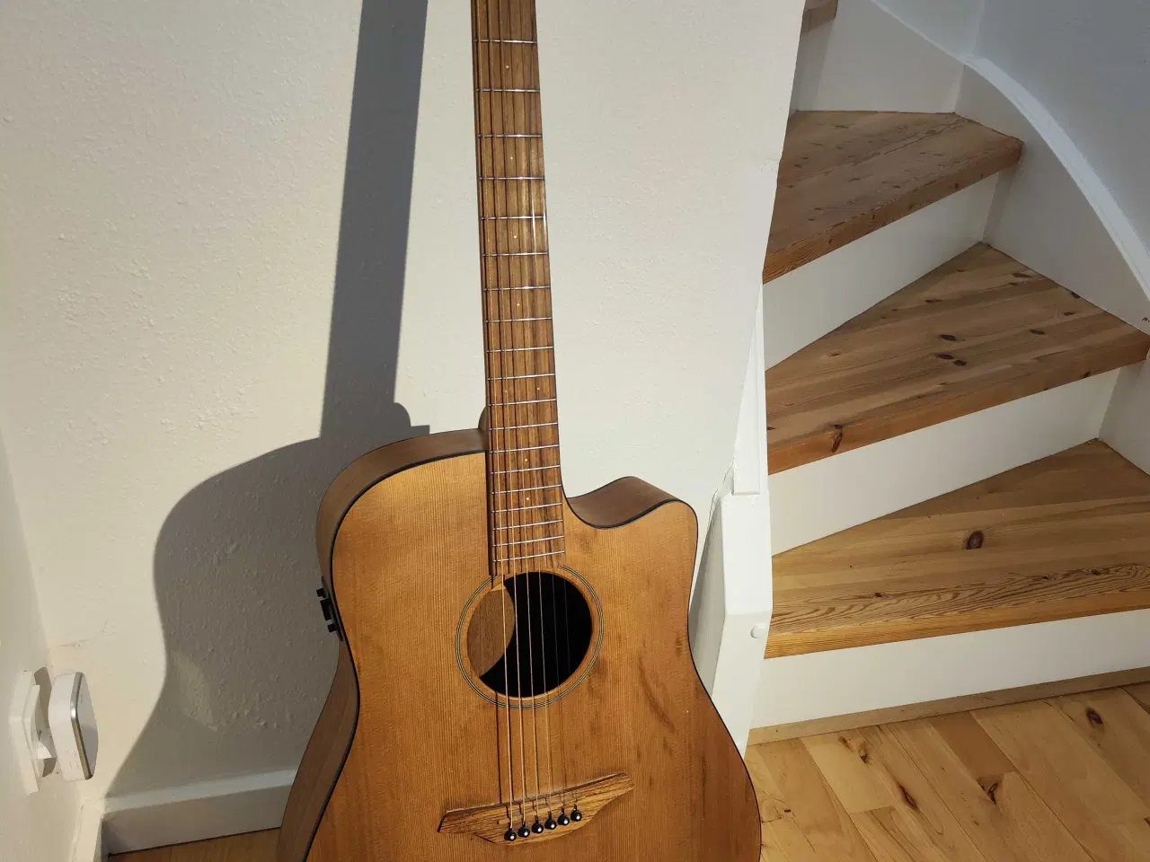 Billede 1 - Guitar med tuner og pick up