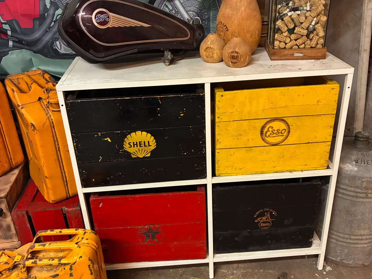 Billede 1 - Reol med trækasser med logoer