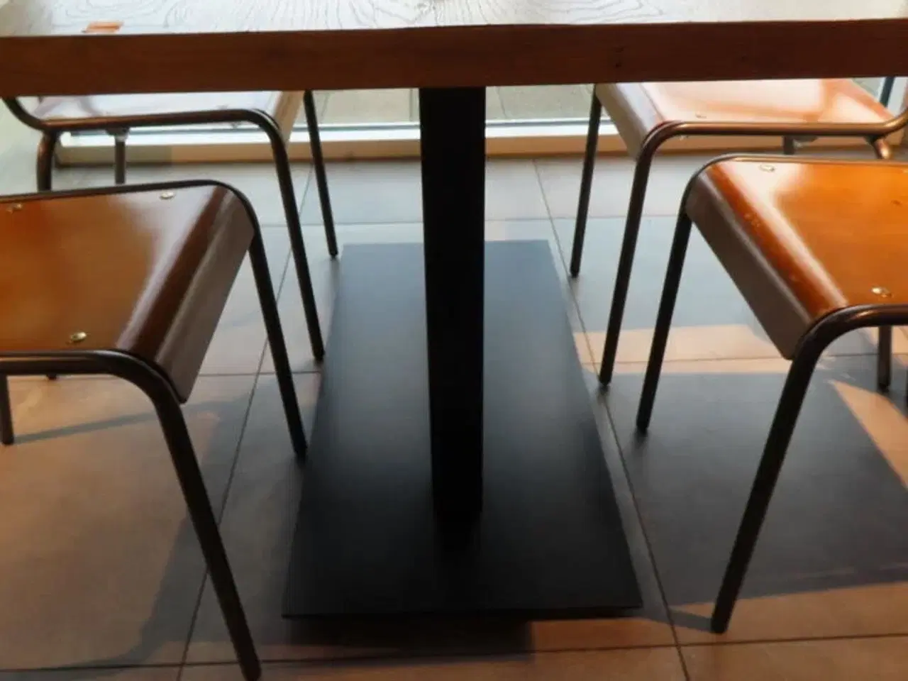 Billede 5 - Bord med fire stole