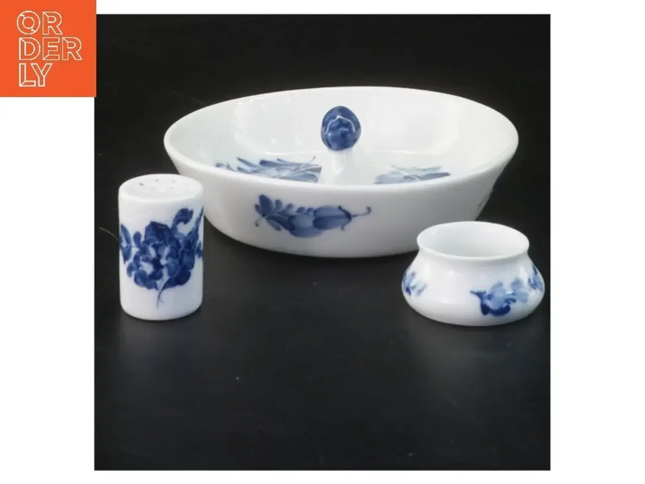 Billede 1 - Porcelæns sæt med skål, saltbøsse og lille beholder fra Royal Copenhagen, med blå blomst motiv (str. 3 stk Ø 13,5 &