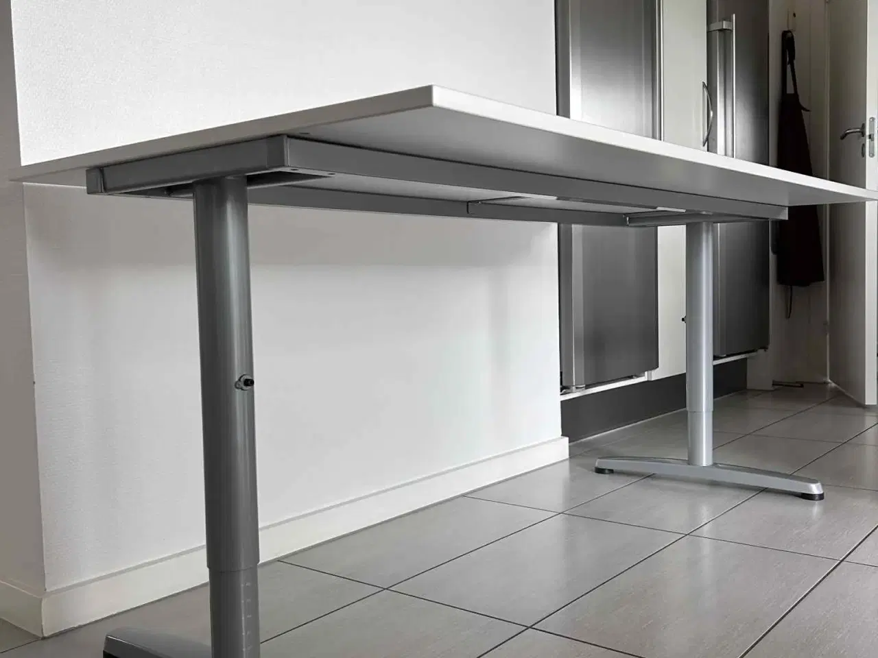 Billede 4 - IKEA Galant skrivebord 160x80 cm - justérbar højde