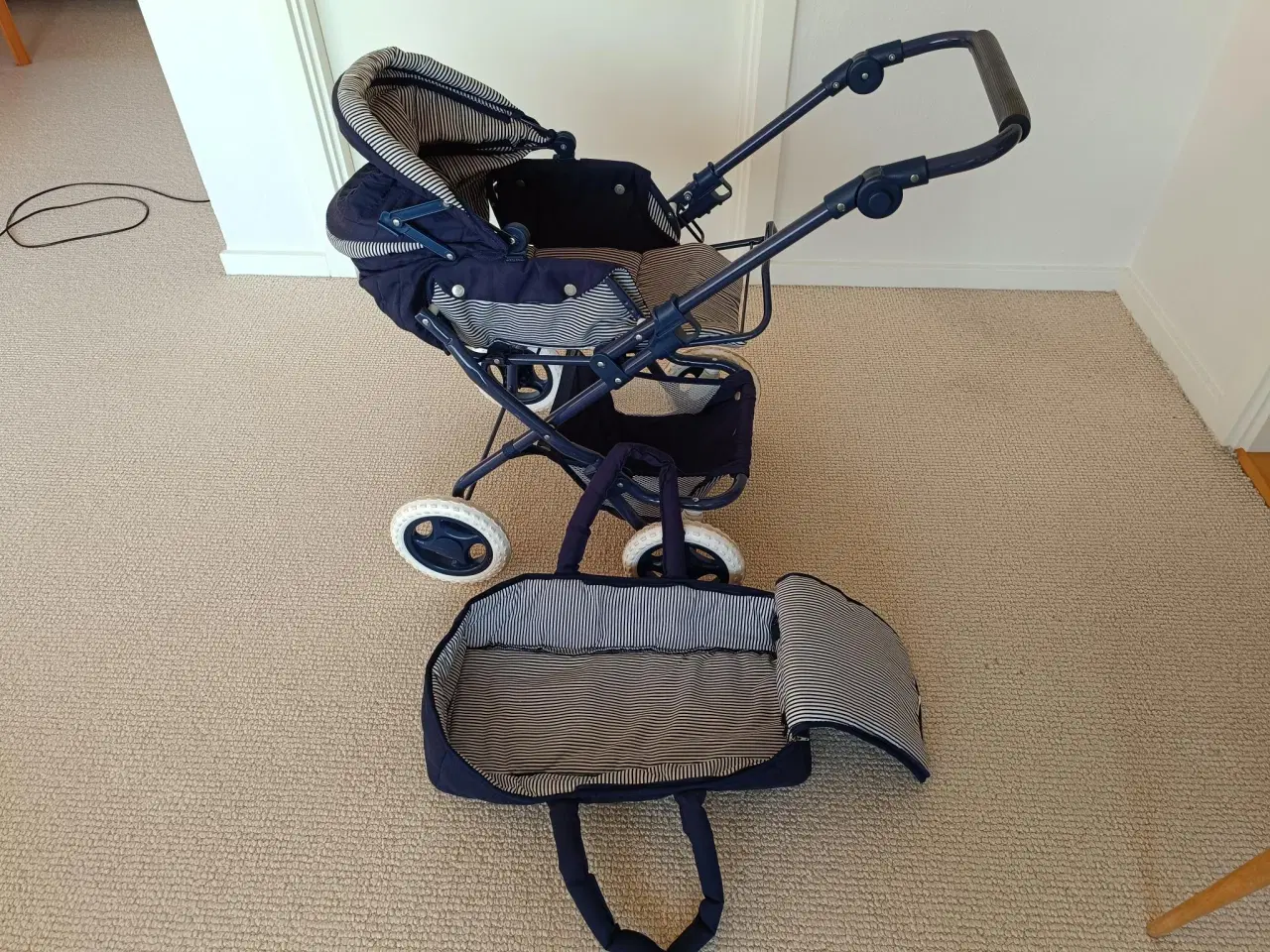 Billede 3 - Flot dukkevogn med justerbart håndtag