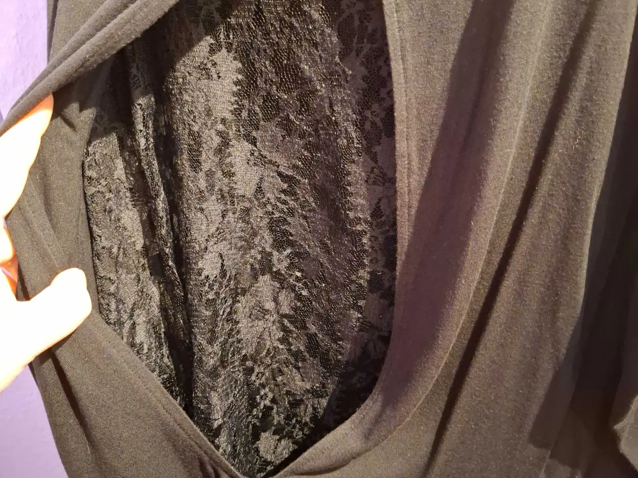 Billede 4 - Sort bluse med flotte detaljer bag på ryggen