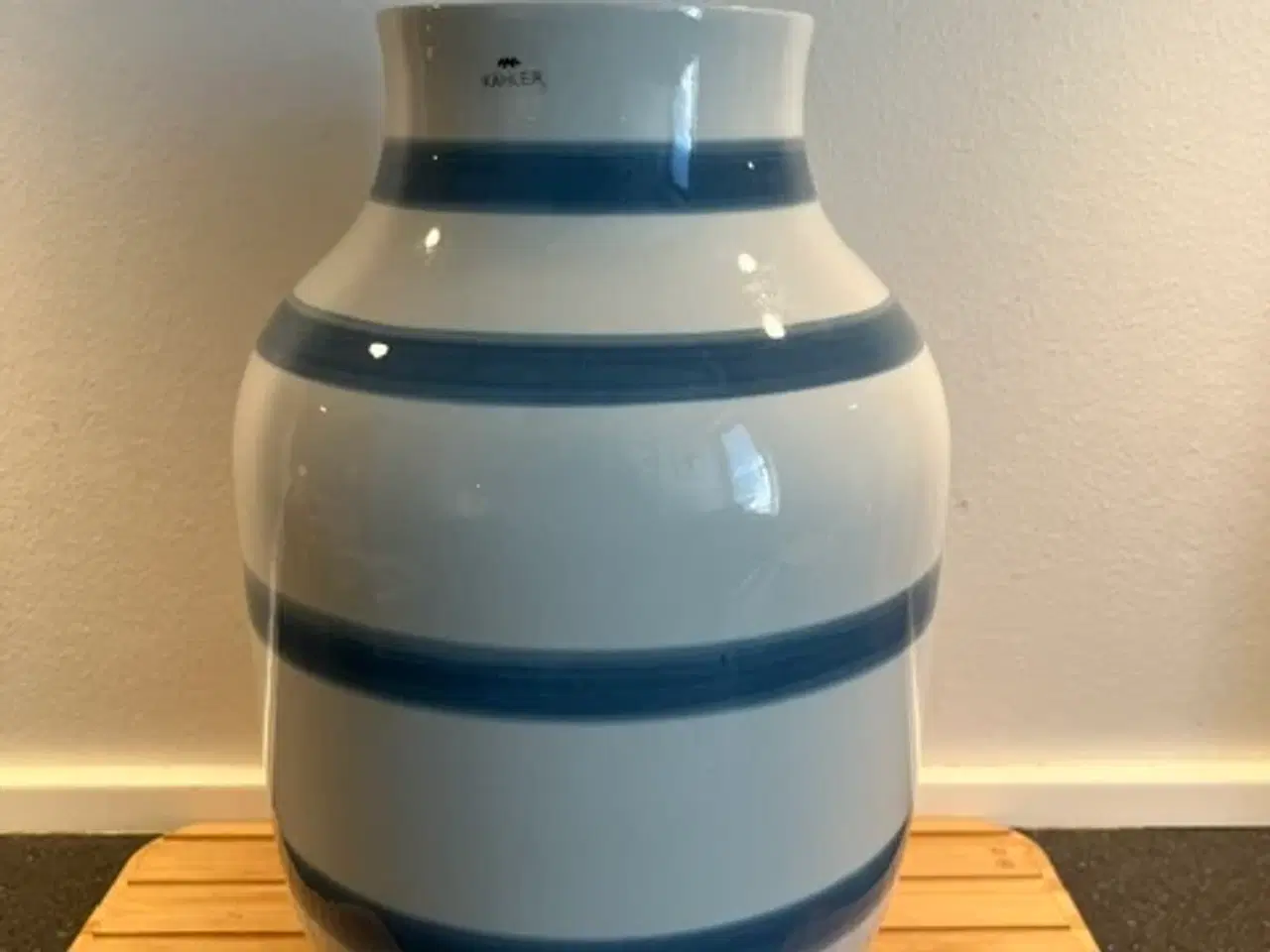 Billede 1 - Stor Kähler Omaggio vase - højde 30,5 cm lyseblå