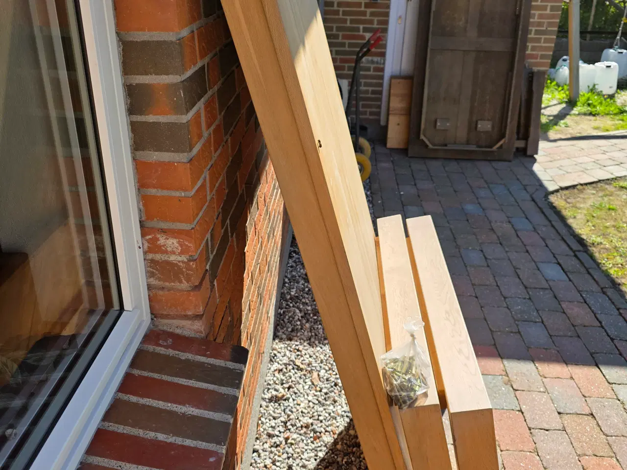 Billede 4 - Solidt Spisebord Af Træ – God Stand