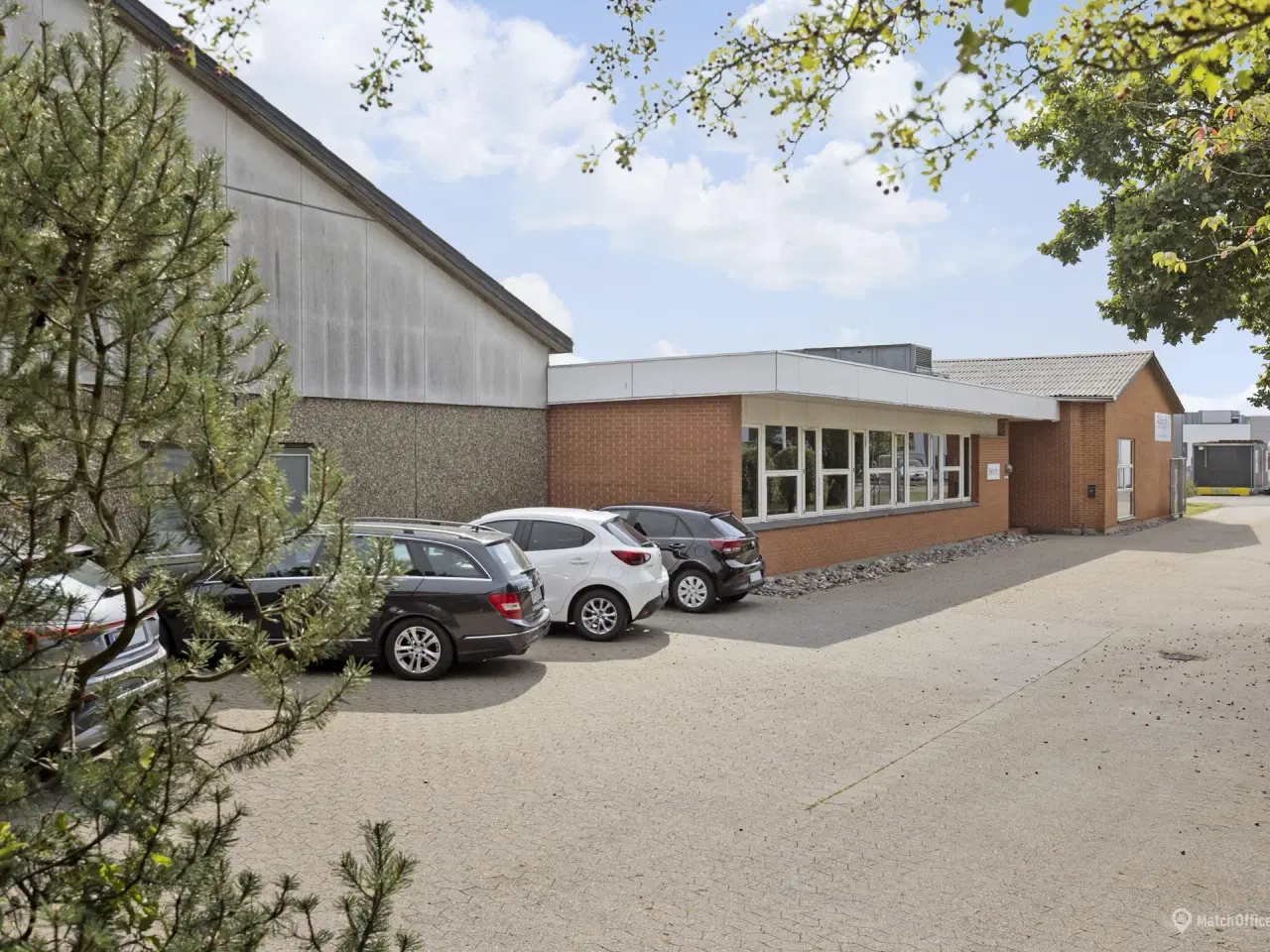 Billede 3 - Lejemålene er beliggende i denne flerbrugerejendom som er velegnet til både lager og kontor.