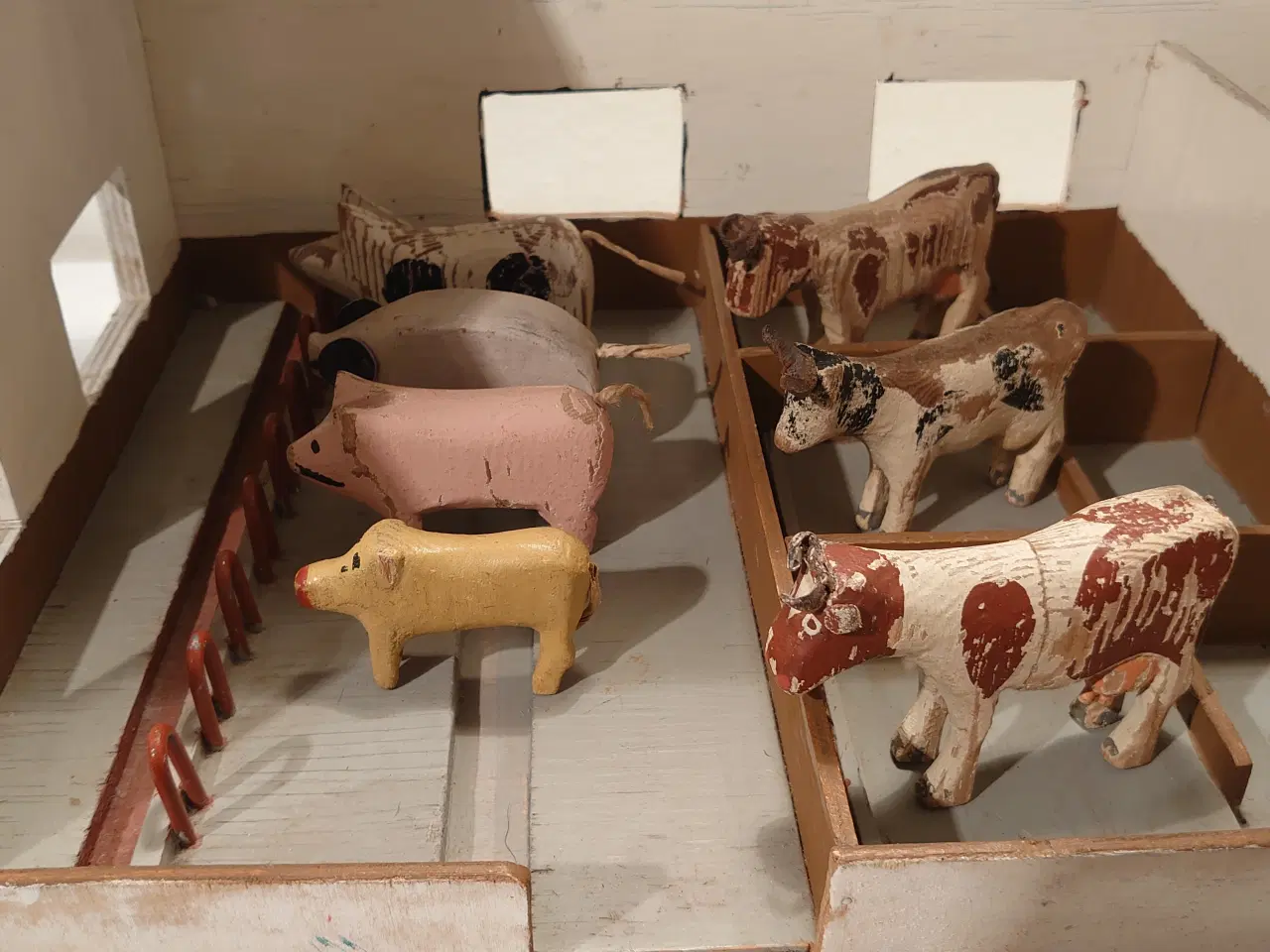 Billede 2 - Fængselslegetøj:Stor stald med 12 trædyr.1930-40