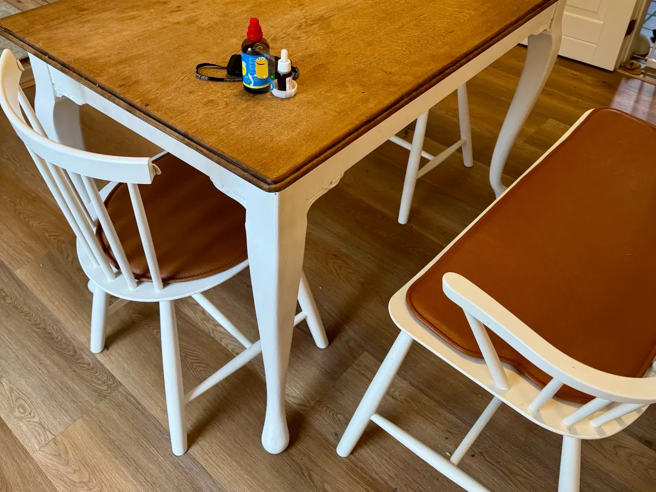 Billede 3 - Smukt romantisk spisebord med hvidmalet underdel