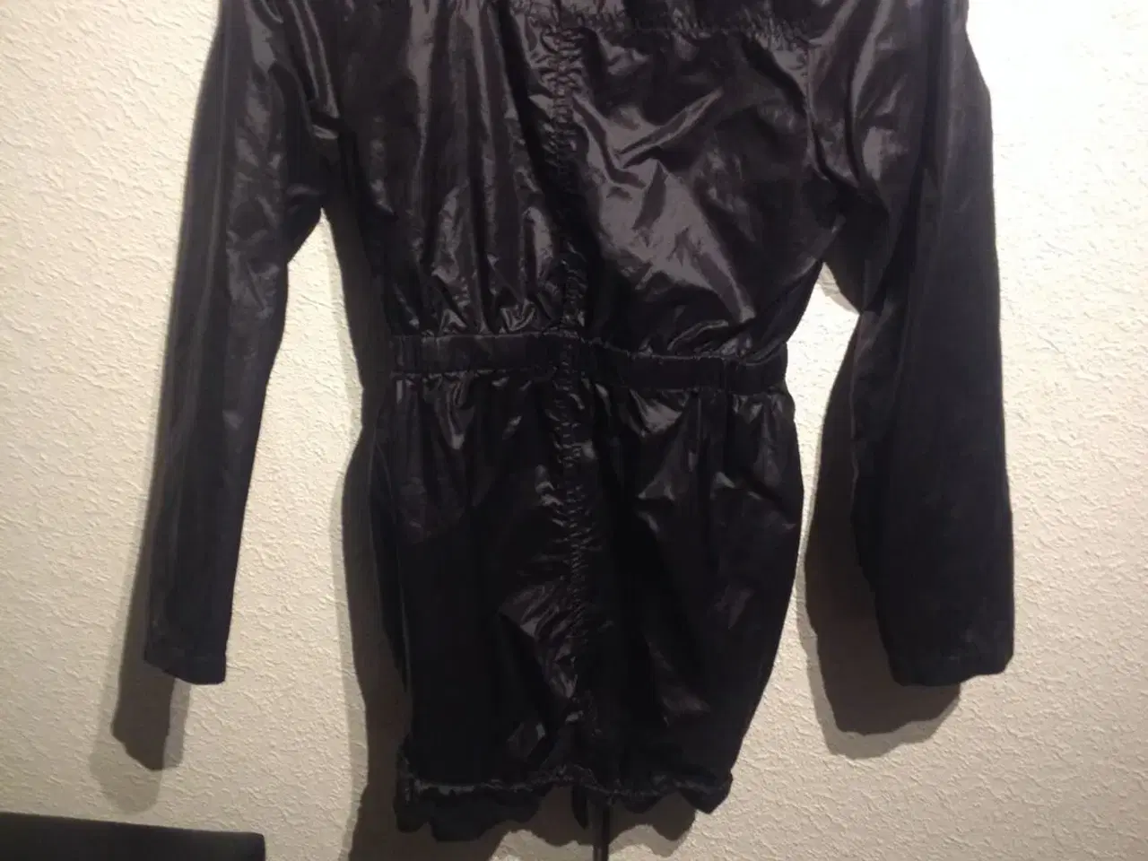 Billede 2 - Lang sort frakke sælges.
