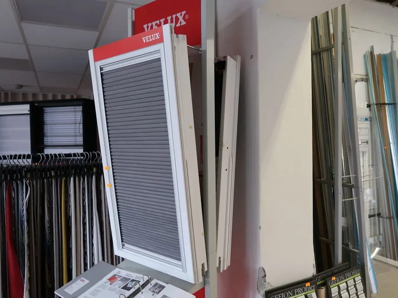 Billede 4 - Stativ med 2 stk. vinduer VELUX med gardiner