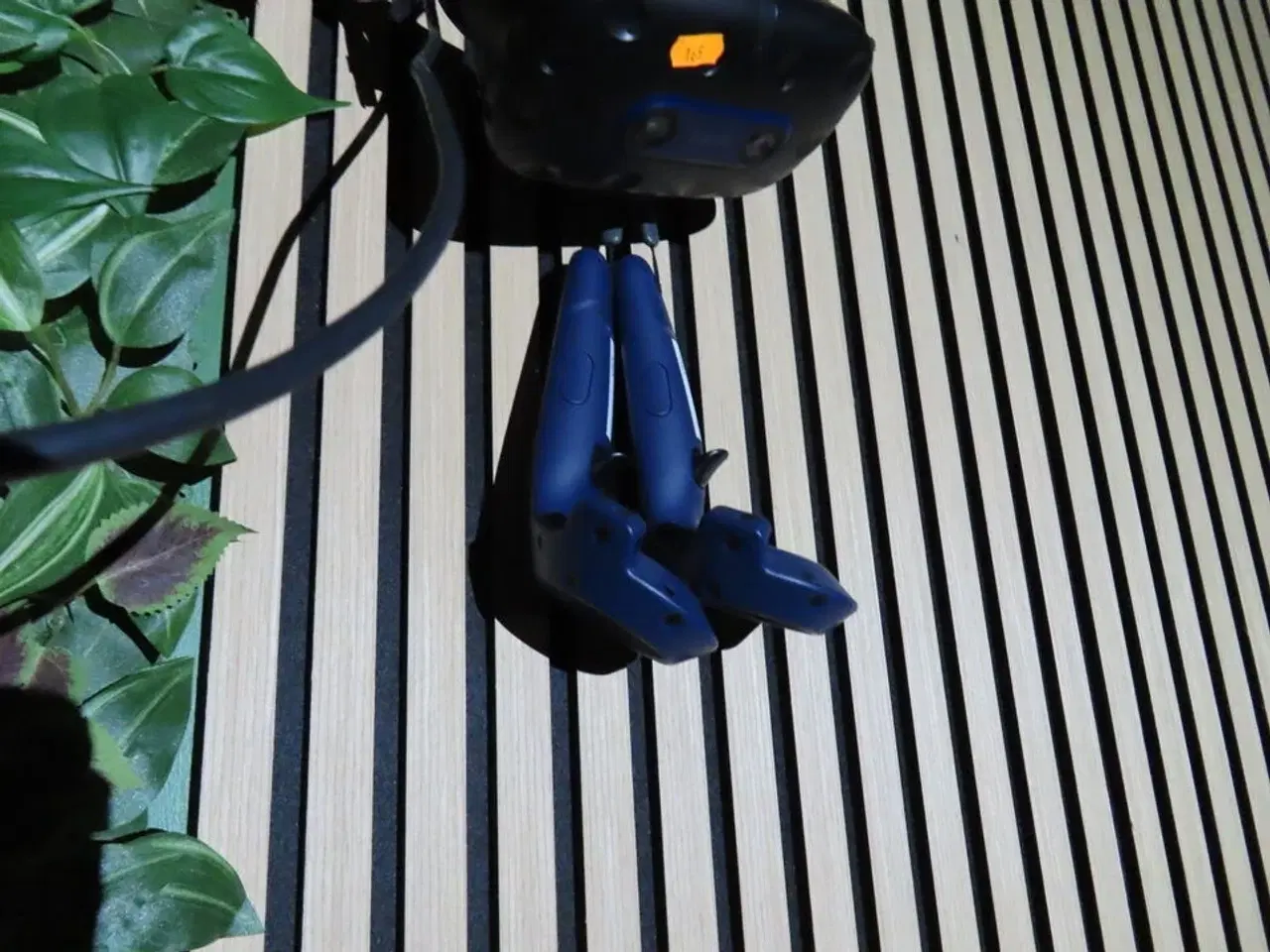 Billede 4 - VR sæt, 43"  monitor, VR Headset, HTC VIVE PRO EYE HMD, 2 stk. HTC Controller