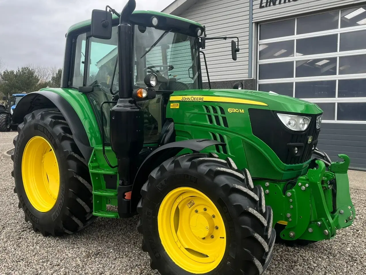 Billede 17 - John Deere 6130M med Auto Quard gearkasse og med krybe gear. I for er der frontlift og 2stk dobbeltvirkende fjernudtag