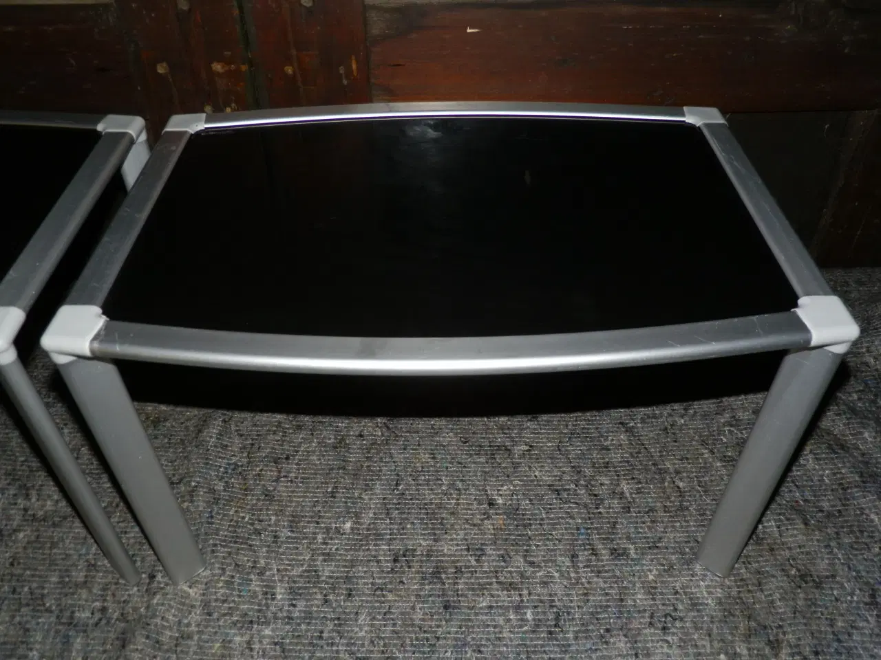 Billede 3 - Sengebord i sort hærdet glas og alu.