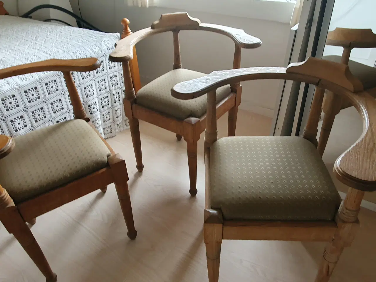 Billede 2 - Hjørnestole, ældre model, men pæn