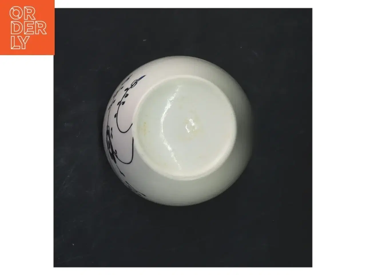 Billede 2 - Hvid krus med blåt blomstermønster (str. 13x11,5 cm)