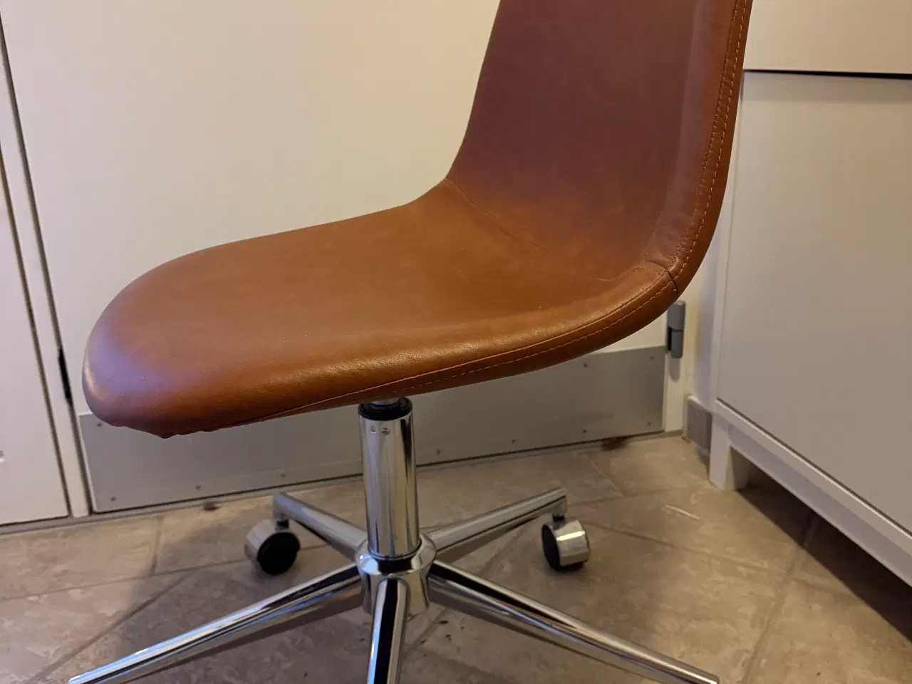 Billede 2 - Skrivebordsstol, flot cognac farve