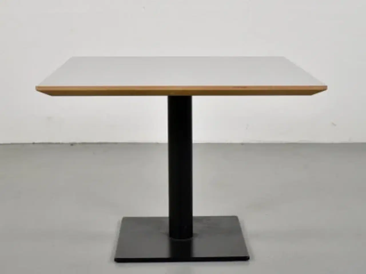 Billede 2 - Lavt cafebord fra zeta furniture med lysegrå plade og sort fod.