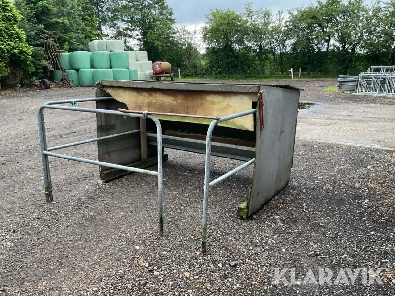 Billede 2 - Kalveskjul , med fodertrug