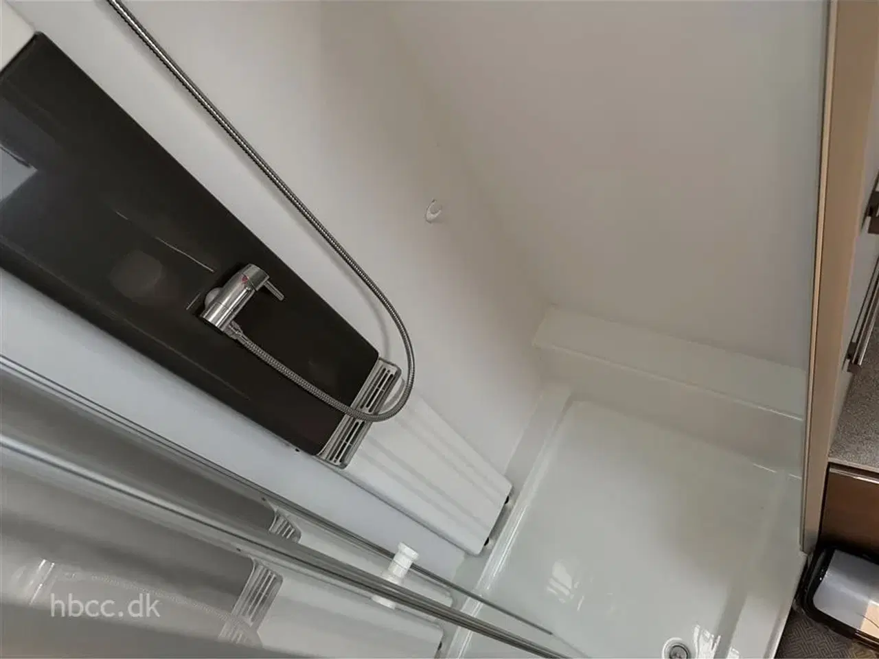 Billede 5 - 2023 - Adria Alpina 613 UT Adria Alpina 613 UT (2023) – Helårsluksus med Commodore telt og tæpper