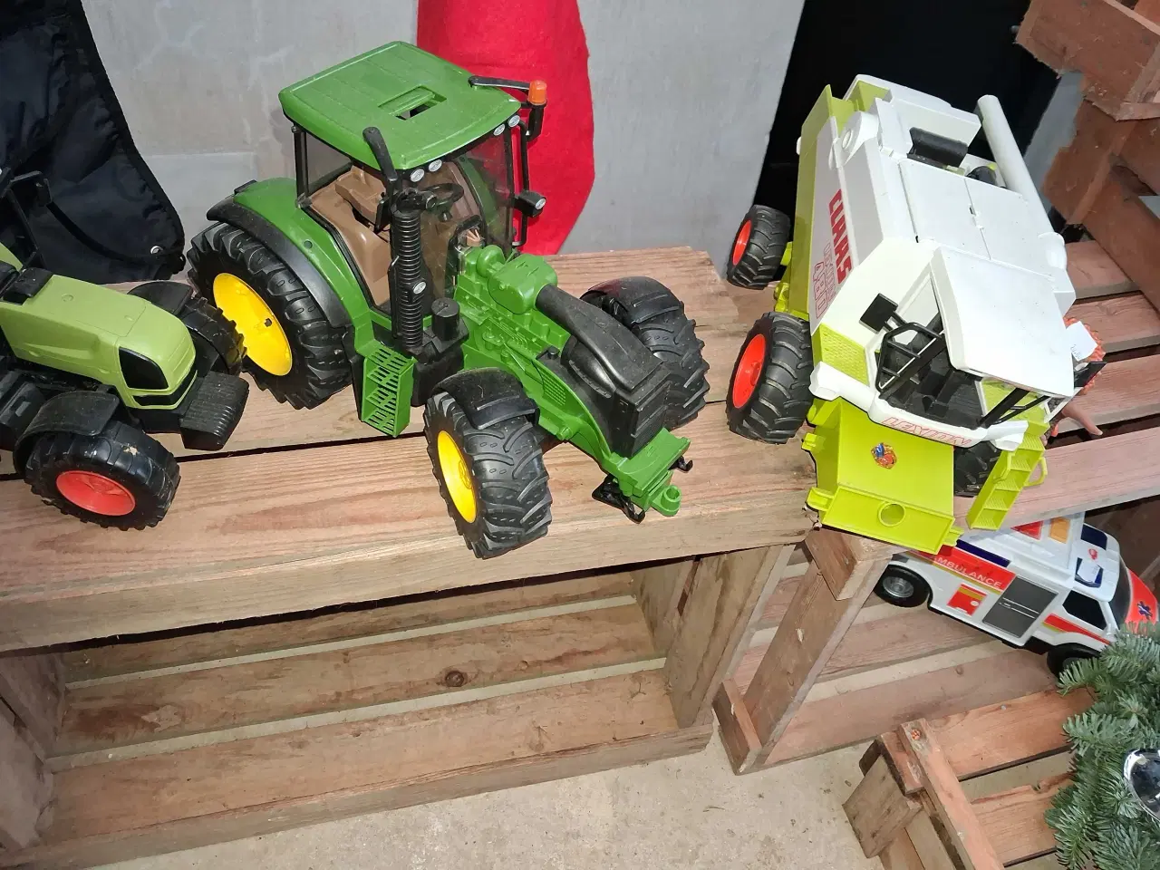 Billede 4 - Legetøj traktor og lastbiler sælges