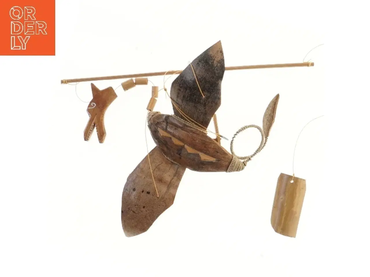 Billede 1 - Kokosnød flyve kunst med vinget figur (str. 30x35 cm)