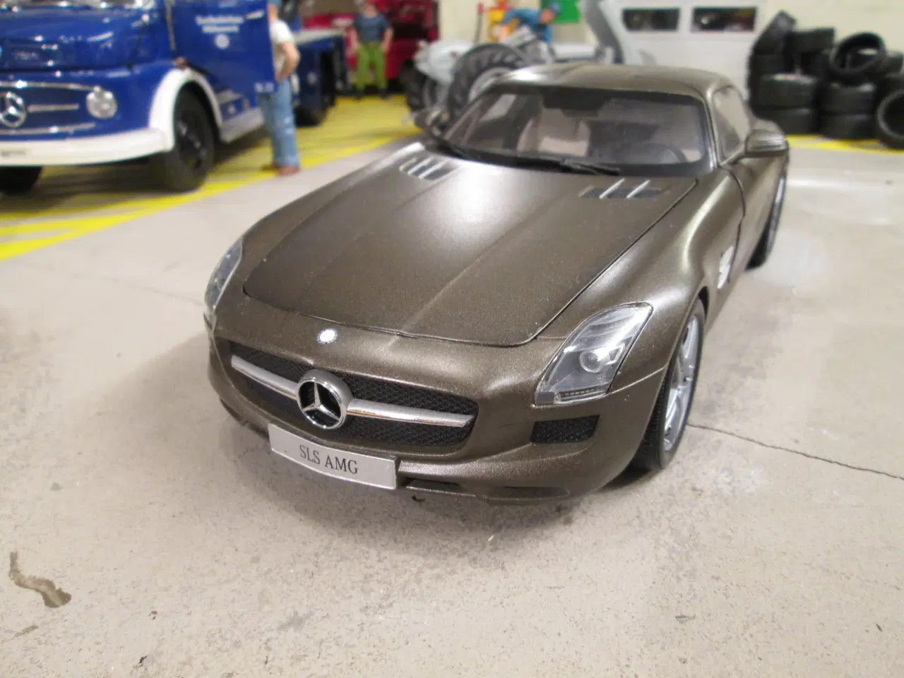 Billede 1 - Modelbil 1:18 Mercedes SLS Minichamps