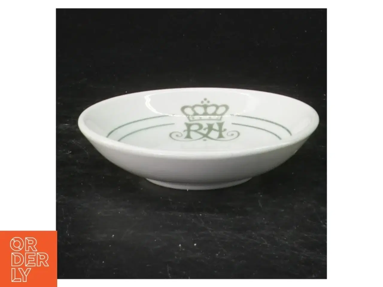 Billede 2 - Hvid porcelæns tallerken med monogram RH fra Royal Copenhagen (str. Ø 9 cm)