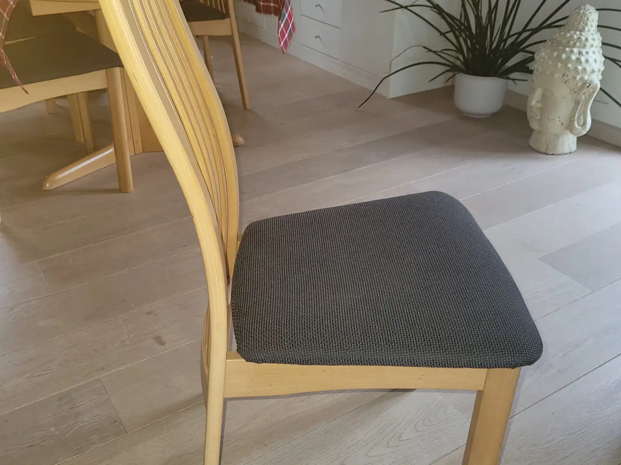 Billede 3 - Velhold Skovby spisebord m. 6 stole