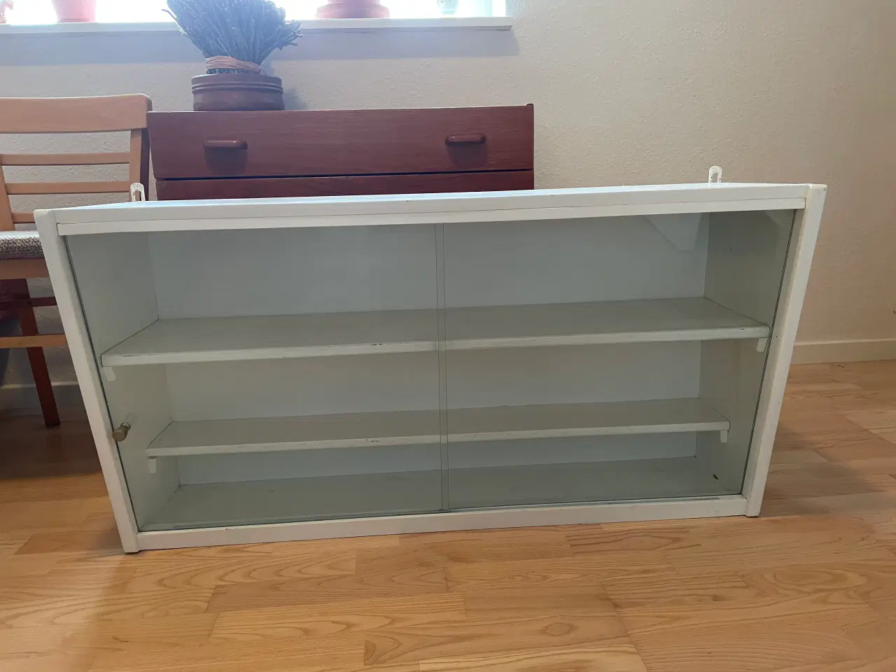 Billede 1 - Køkkenskab med glas skydelåger og to hylder