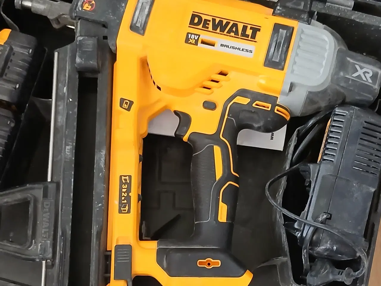 Billede 2 - Dewalt xr sømpistol med søm, 2stk batteri od lader