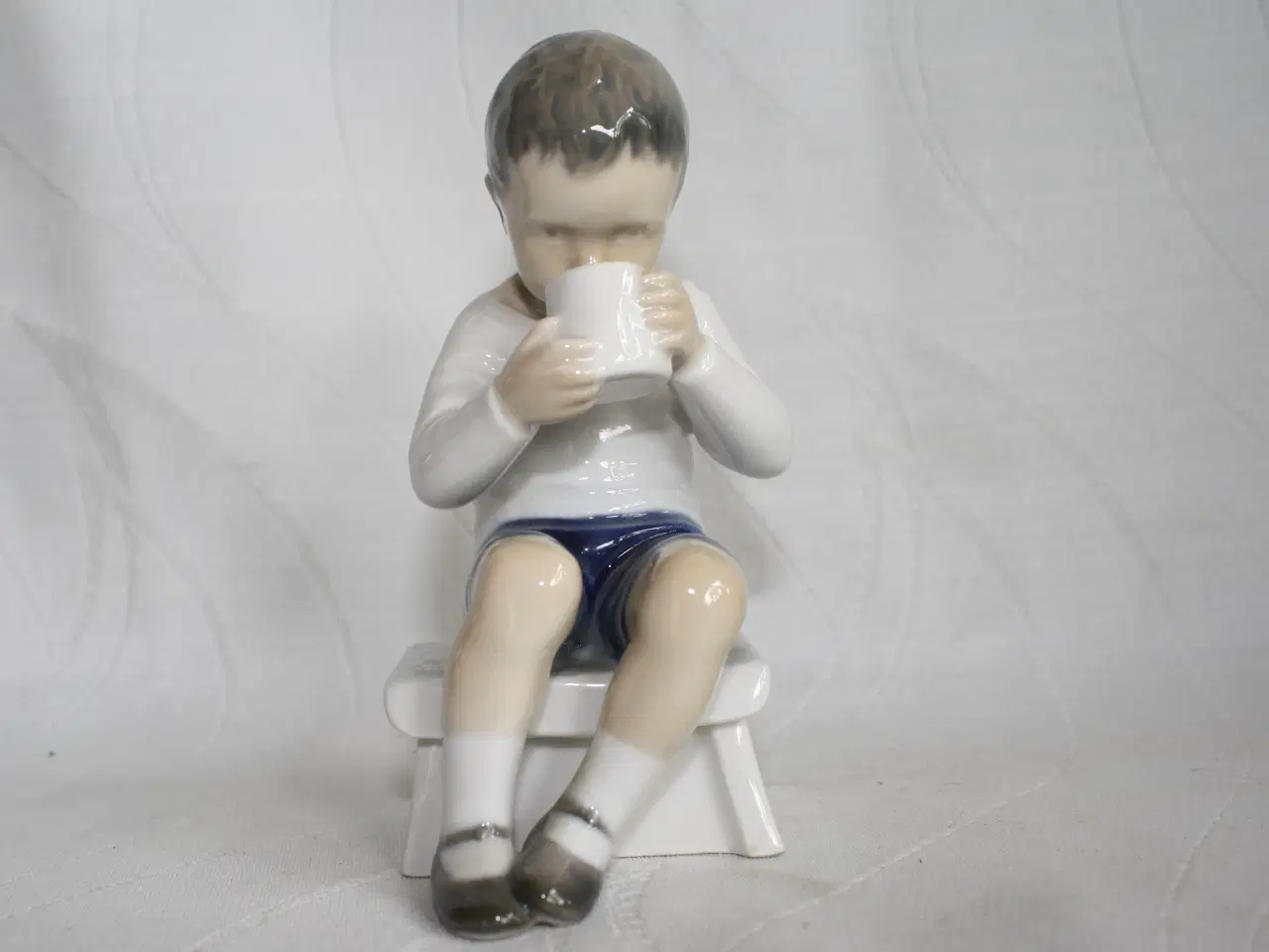 Billede 2 - Victor, Dreng med kop, figur fra Bing og Grøndahl