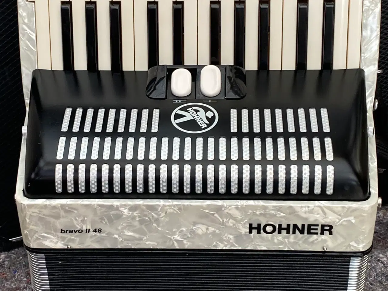 Billede 7 - Hohner Bravo II 48 Facelift – Næsten Ny Harmonika