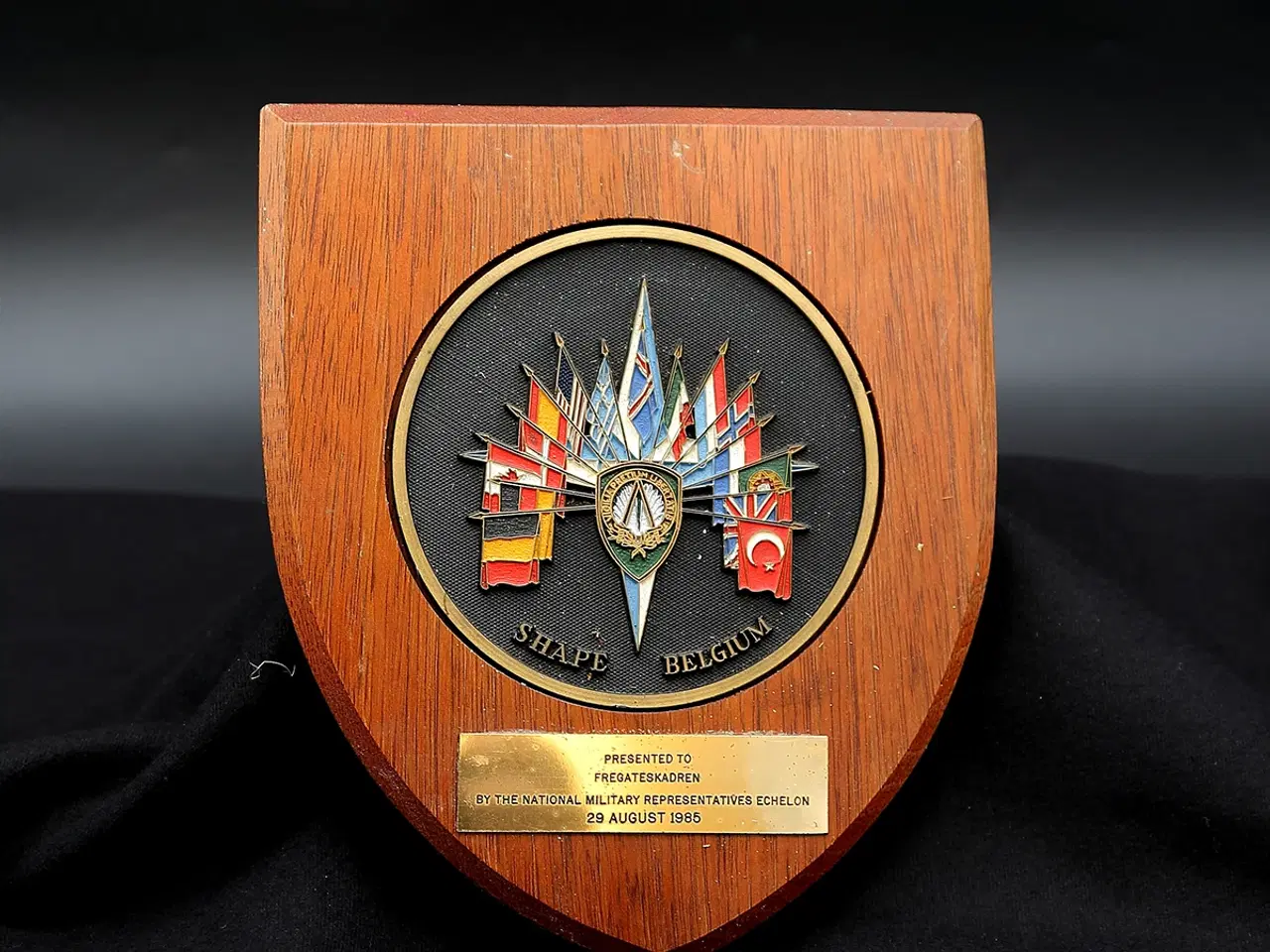 Billede 1 - NATO SHAPE Belgium – præsentationsskjold fra 1985
