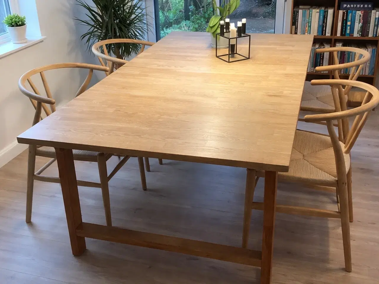 Billede 1 - Massivt egetræ spisebord – med gemt 2 tillægsplade