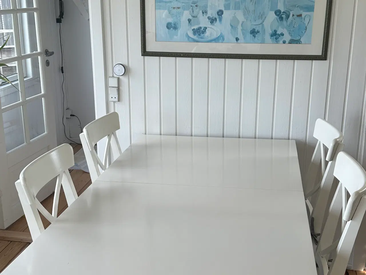 Billede 1 - Hvidt Ikea spisebord med udtræksplade og 8 Ingolf 